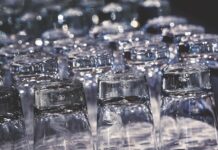 Kompletujesz wyposażenie lokalu? Szklanki z hurtowni to sposób na spójny design i realne oszczędności Szklanki z hurtowni